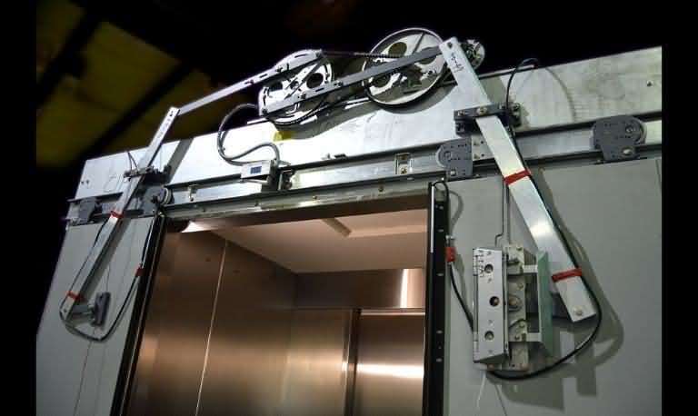 What is a fully automatic elevator door and how is it different from a hinge - درب آسانسور تمام اتوماتیک